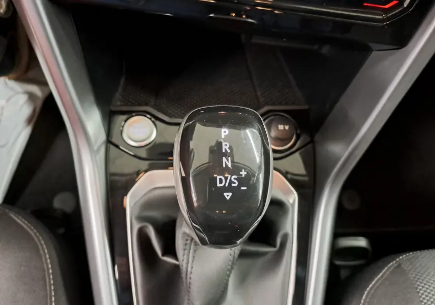 Le levier de vitesses automatique du Volkswagen T-Roc 1.5 TSI 150 DSG7 en gros plan, avec bouton start/stop visible.