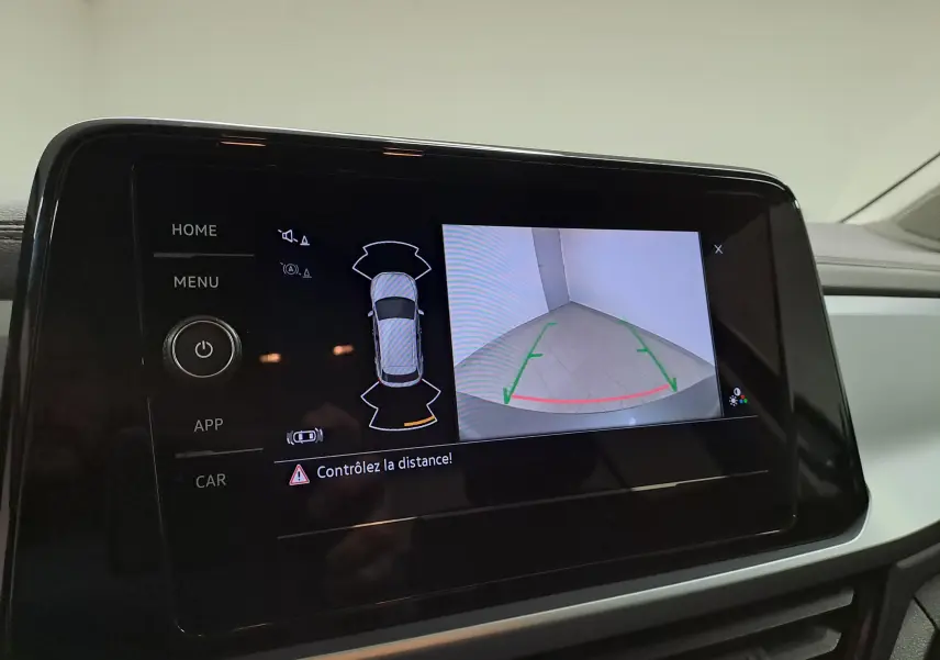 Écran tactile du Volkswagen T-Roc 2024 montrant la caméra de recul avec guidage de trajectoire en intérieur.