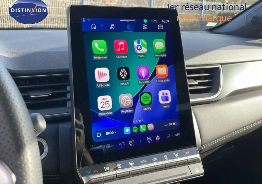 Vue intérieure du tableau de bord du Renault Symbioz gris cassiopée, avec écran tactile central affichant des applications.