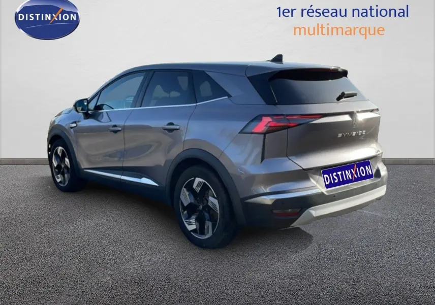 Vue 3/4 arrière droite d'un Renault Symbioz gris cassiopée métallisé avec feux LED et jantes bi-ton.