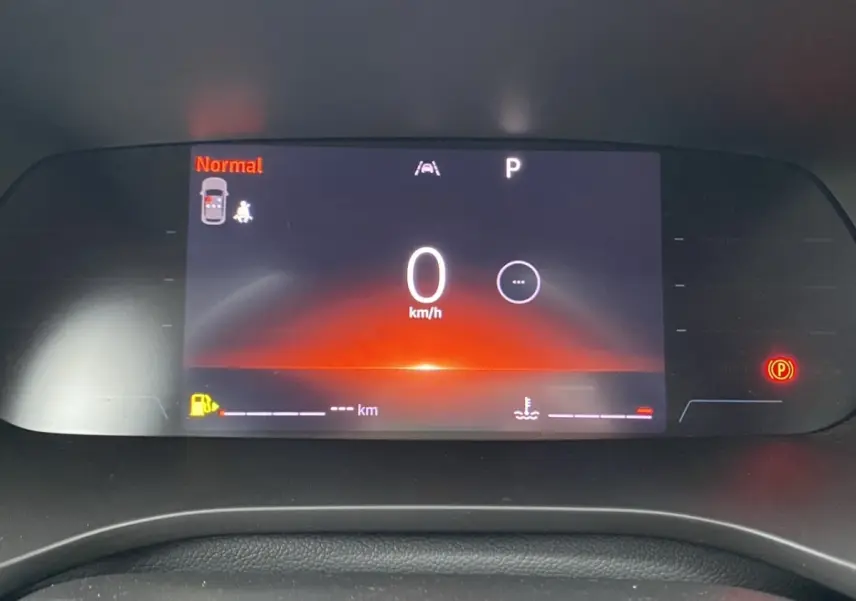 Affichage numérique du combiné d'instruments Renault Arkana 2024, vue frontale avec indication vitesse à 0 km/h et mode Normal.