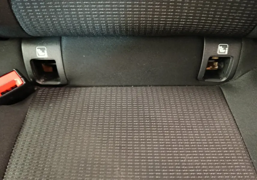 Détail de la banquette arrière noire du Nissan Qashqai e-Power 2024 avec ancrages Isofix visibles.