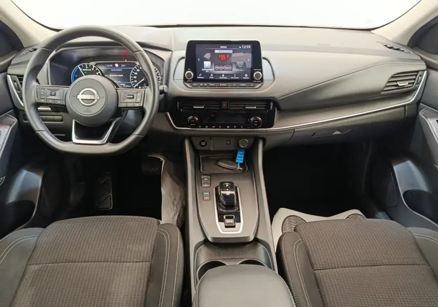 Vue intérieure avant du Nissan Qashqai e-Power 190 Business Edition 2024, tableau de bord et volant noir avec écran tactile central.