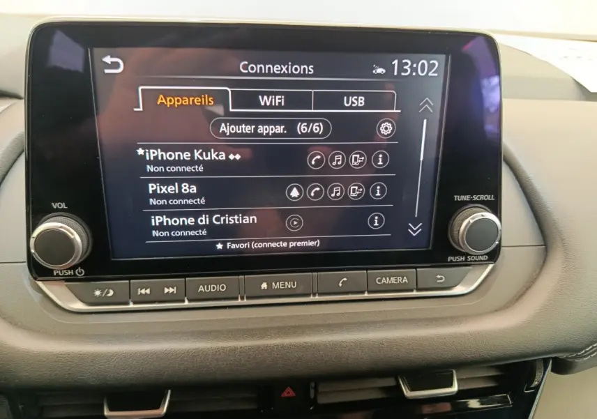 Écran tactile central du tableau de bord du Nissan Qashqai e-Power 2024 affichant les connexions Bluetooth.