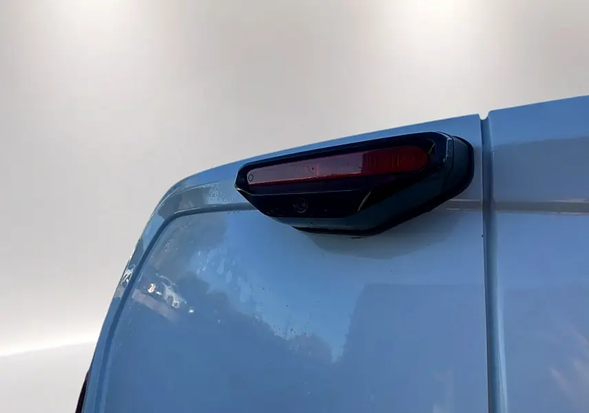 Gros plan sur l’éclairage arrière droit du Citroën Berlingo Fourgon blanc, mettant en valeur le feu stop intégré.