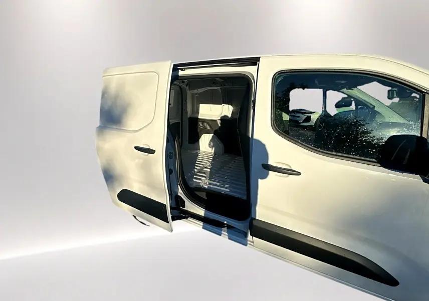Vue latérale droite d'un Citroën Berlingo Fourgon blanc avec porte coulissante ouverte montrant l'espace de chargement.