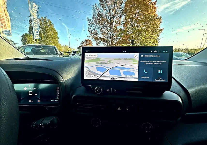 Vue intérieure du tableau de bord du Citroën Berlingo Fourgon M diesel 100 avec écran tactile GPS et volant multifonction.