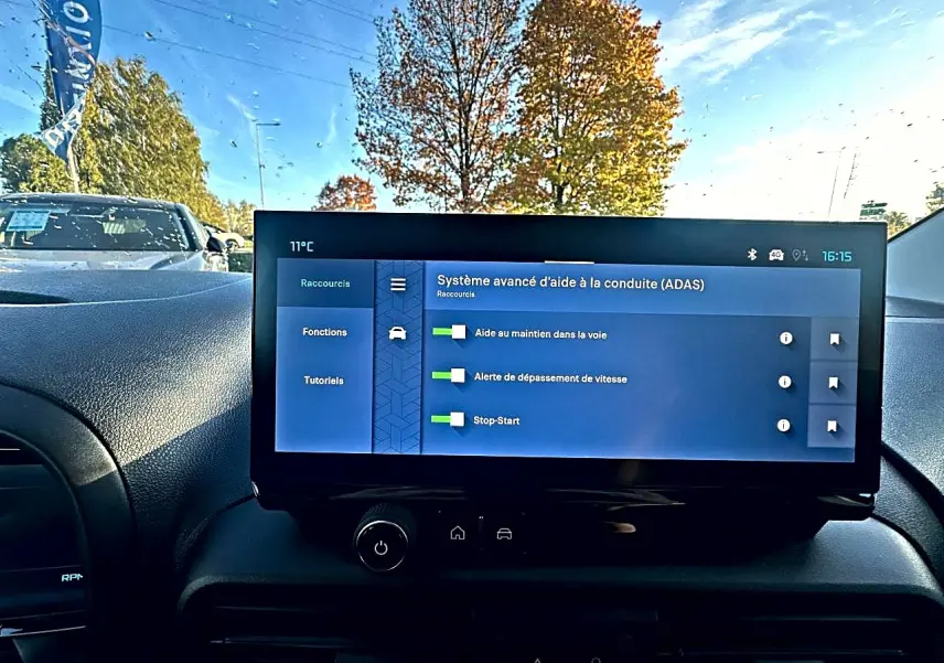 Vue intérieure du tableau de bord du Citroën Berlingo Fourgon blanc, écran tactile affichant les aides à la conduite.