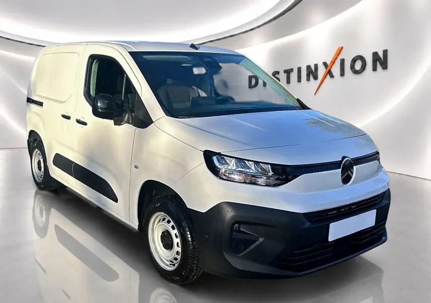 Vue 3/4 avant droite du Citroën Berlingo Fourgon blanc avec porte latérale coulissante et pare-chocs noir.