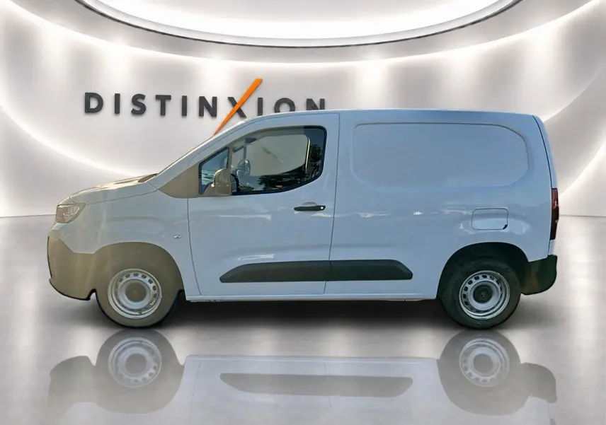 Vue de profil côté gauche d’un Citroën Berlingo Fourgon blanc avec porte latérale coulissante dans un showroom.