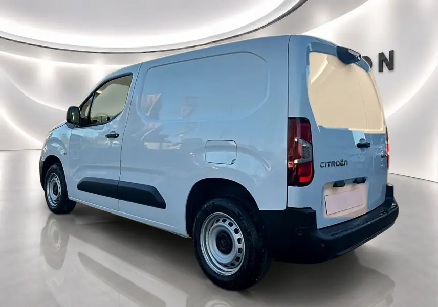 Vue 3/4 arrière droite du Citroën Berlingo Fourgon blanc, avec porte latérale coulissante et double portes arrière fermées.