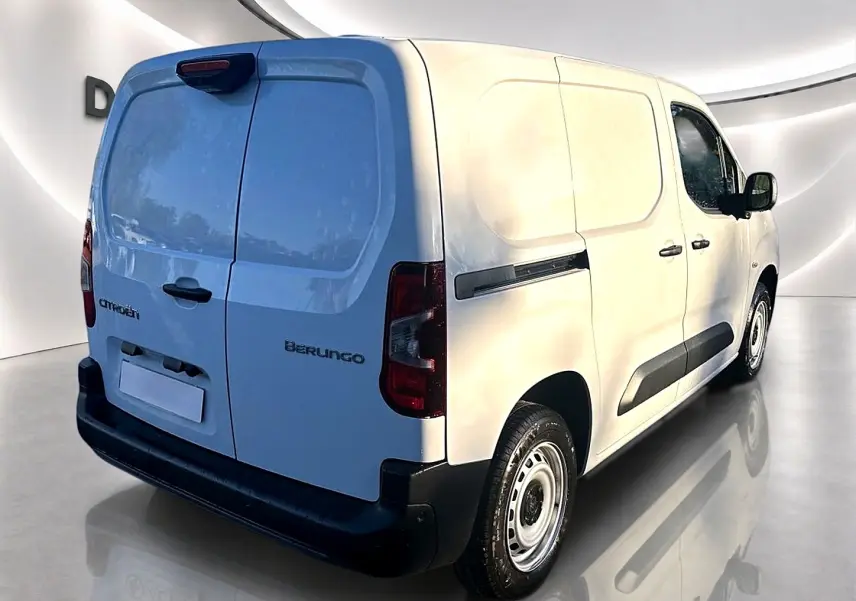 Vue 3/4 arrière droite d'un Citroën Berlingo Fourgon blanc avec porte latérale coulissante et double portes arrière.