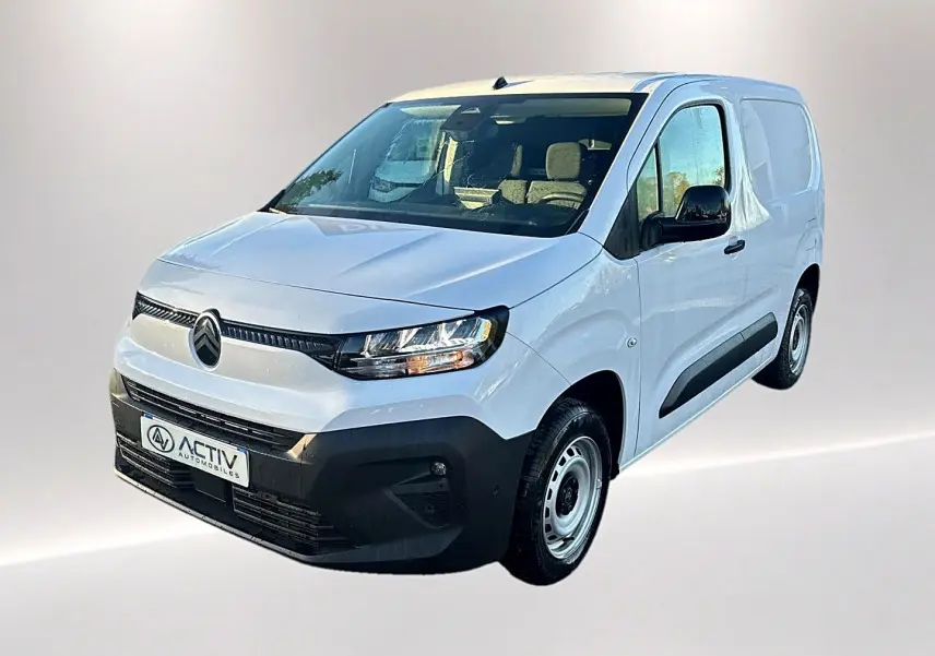 Vue 3/4 avant droit d'un Citroën Berlingo Fourgon blanc avec porte latérale coulissante et pare-chocs noir.
