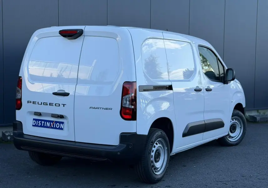 Vue 3/4 arrière droite du Peugeot Partner blanc Icy avec portes arrière battantes et porte latérale tôlée.
