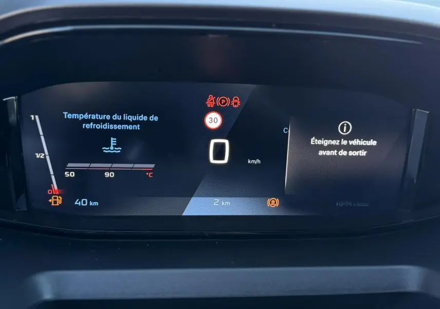Affichage numérique du combiné de bord du Peugeot Partner 2026, indiquant la vitesse à 0 km/h et alertes actives.