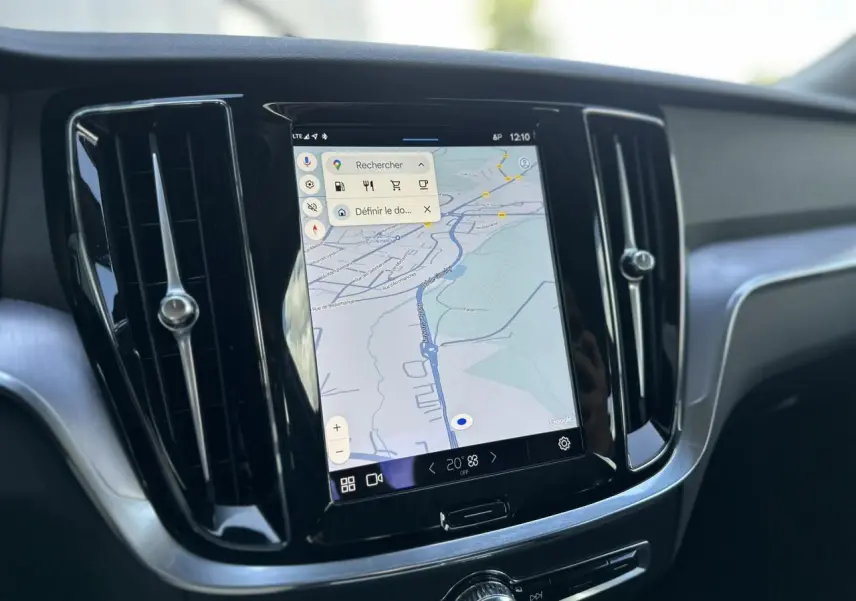 Écran tactile central affichant la navigation GPS dans l’habitacle d’une Volvo S60 gris Thunder 2024.
