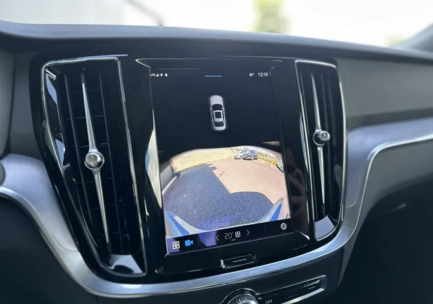 Écran tactile central affichant la caméra de recul du Volvo S60 gris Thunder, entouré de grilles d'aération verticales noires.
