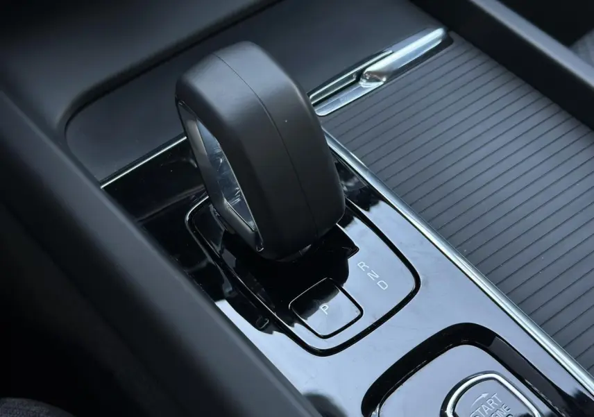Gros plan sur le levier de vitesses automatique noir brillant de la Volvo S60 B4 197 DCT7 MHEV Core+ 2024.