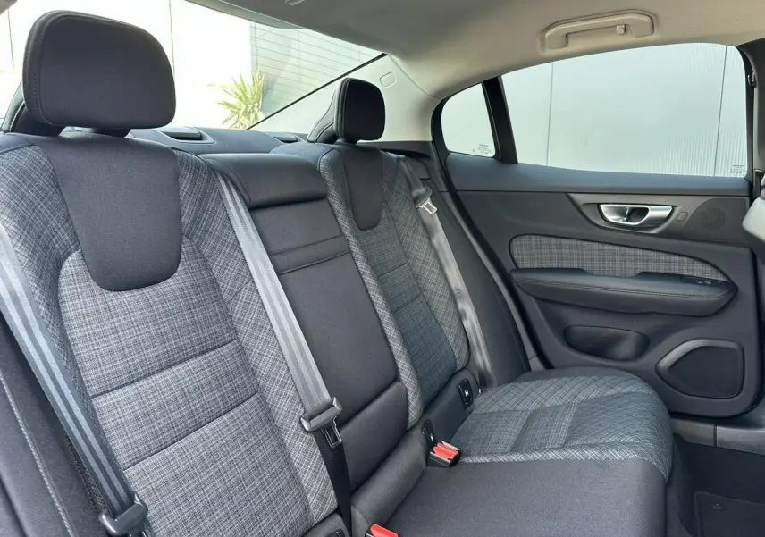 Vue côté droit de la banquette arrière en tissu gris à motifs sur Volvo S60 2024 finition Core+
