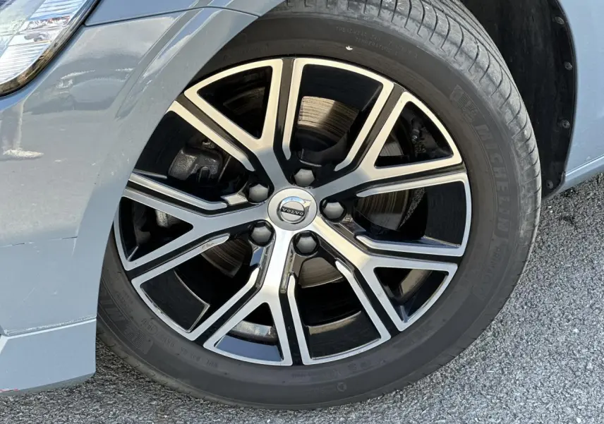 Gros plan sur la jante alliage 17 pouces en Y noir et diamant du côté avant gauche d'une Volvo S60 Gris Thunder.