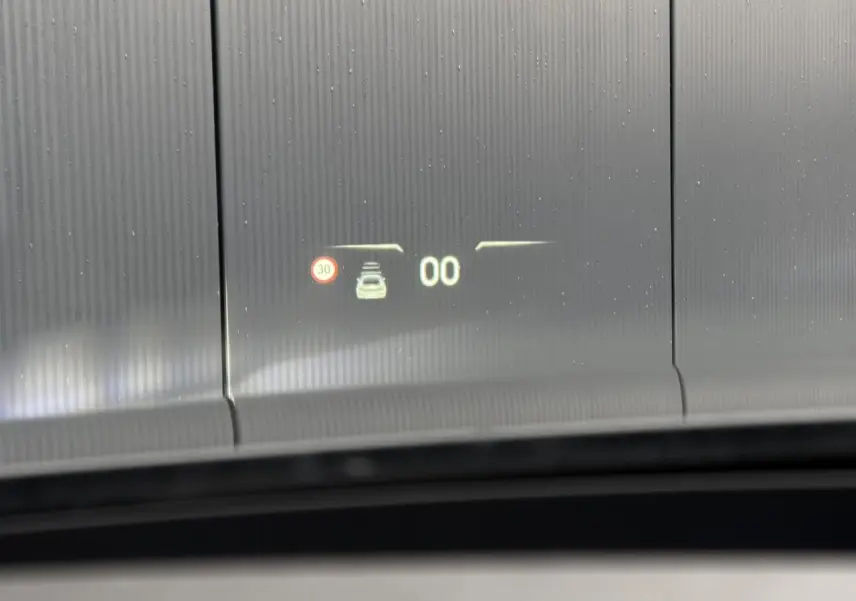 Affichage tête haute numérique du DS4 gris Platinium, vue intérieure frontale sur pare-brise avec indication de vitesse et signal.