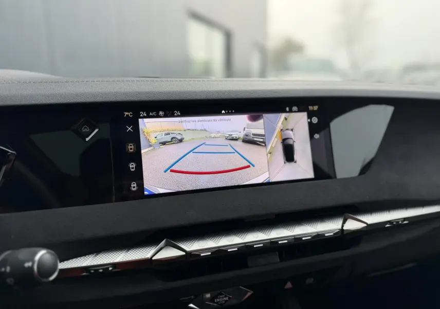 Vue intérieure du tableau de bord du DS4 2025 avec écran tactile affichant la caméra 360° en marche arrière.