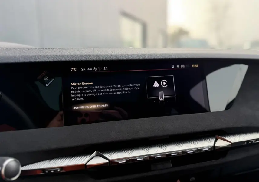 Vue intérieure du tableau de bord du DS4 2025 avec écran tactile 10'' et bandeau de commandes argentées.