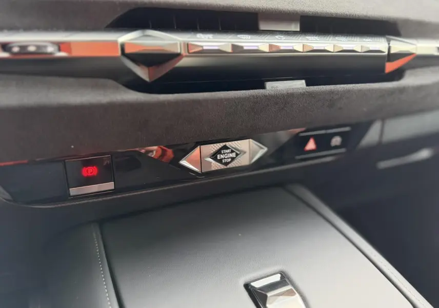 Détail du bouton Start Engine Stop et commandes sur la console centrale en Alcantara noir du DS4 Gris Platinium.