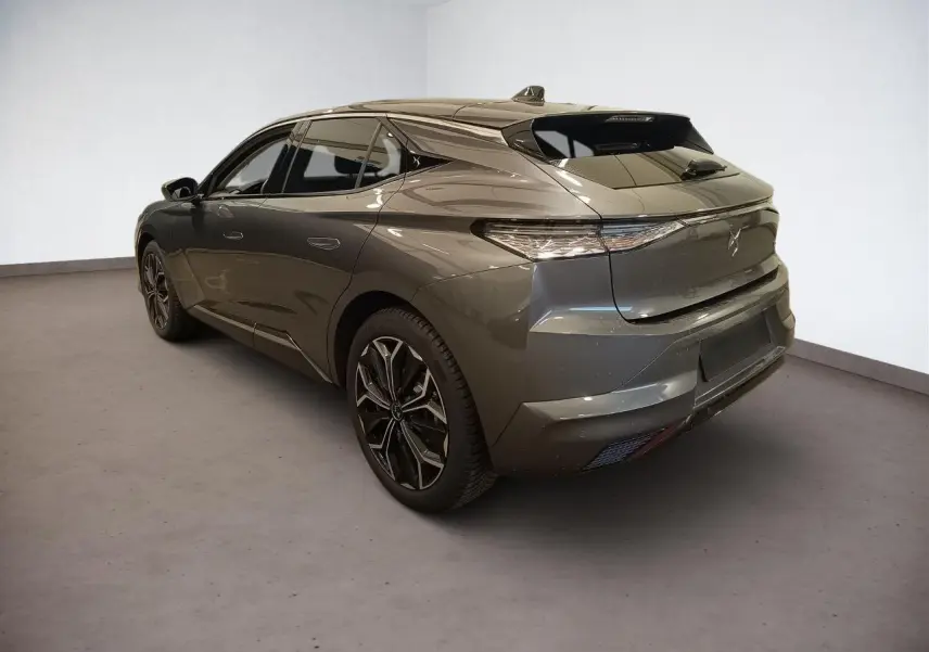 Vue 3/4 arrière droite d'une DS4 gris Platinium avec jantes alliage 19'' et toit ouvrant électrique.