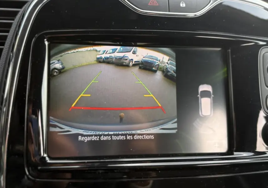 Écran tactile du système multimédia Renault R-Link montrant la caméra de recul avec guidage coloré.