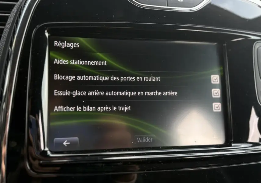 Écran tactile central du Renault Captur 1.5 DCI 90 EDC Intens affichant les réglages d'aides au stationnement.