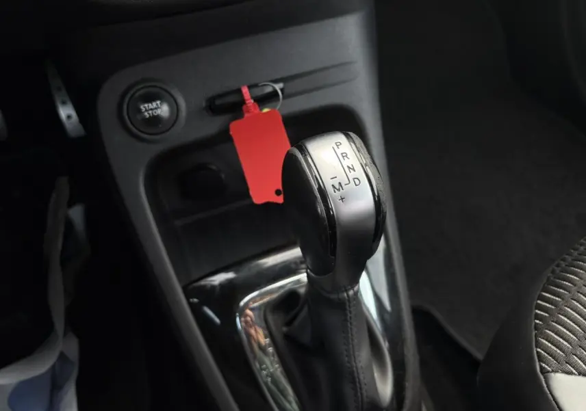 Gros plan sur le levier de vitesses automatique noir et argenté du Renault Captur 2017, avec bouton start/stop visible.