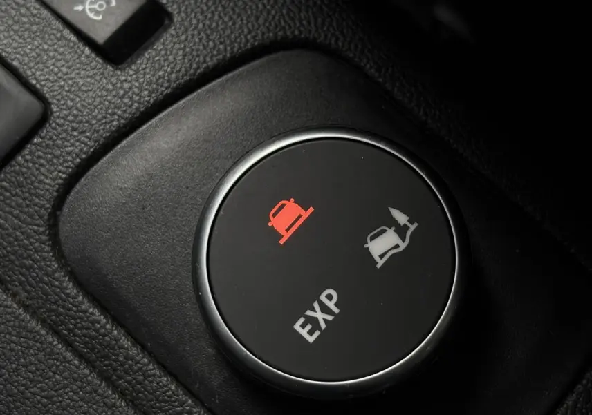 Gros plan sur le bouton de contrôle de motricité EXP du Renault Captur 1.5 DCI 90 Intens, intérieur noir.