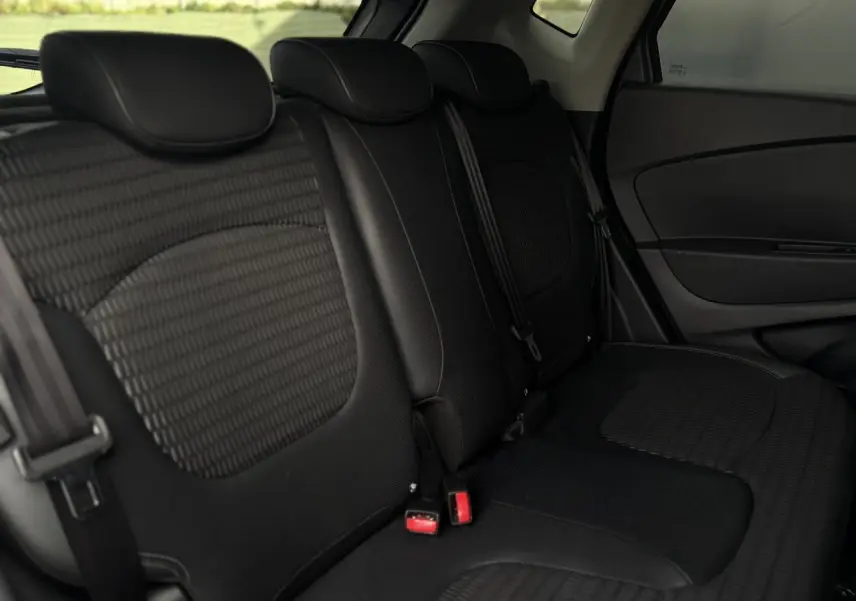 Vue intérieure du siège arrière noir du Renault Captur 2017, montrant la banquette et les appuis-têtes.