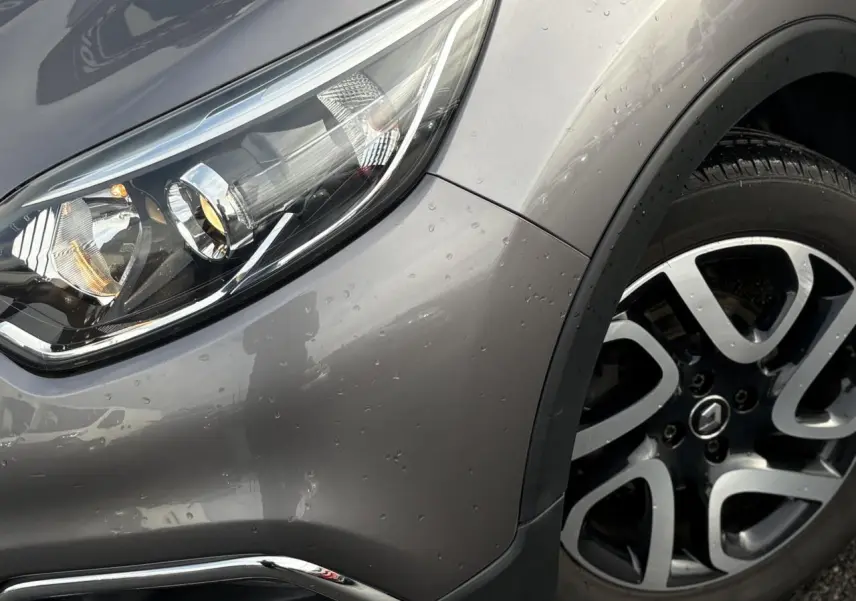 Gros plan sur l'avant droit gris Cassiopée du Renault Captur 2017, avec phare LED et jante alliage noire diamantée.