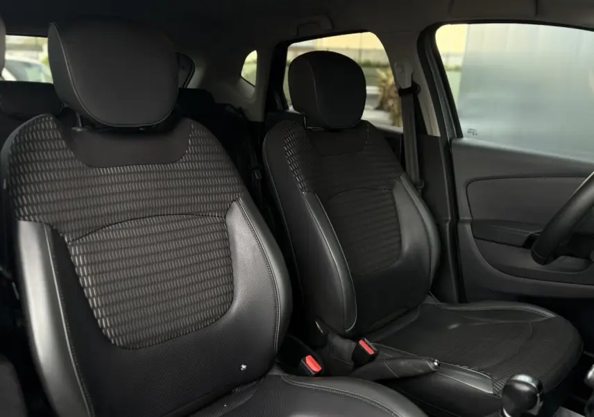 Vue intérieure des sièges avant noirs en TEP/textile du Renault Captur 1.5 dCi 90 Intens, côté conducteur et passager.