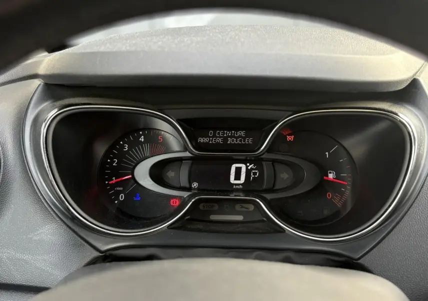 Vue rapprochée du tableau de bord numérique du Renault Captur 2017, affichant la vitesse à 0 km/h.