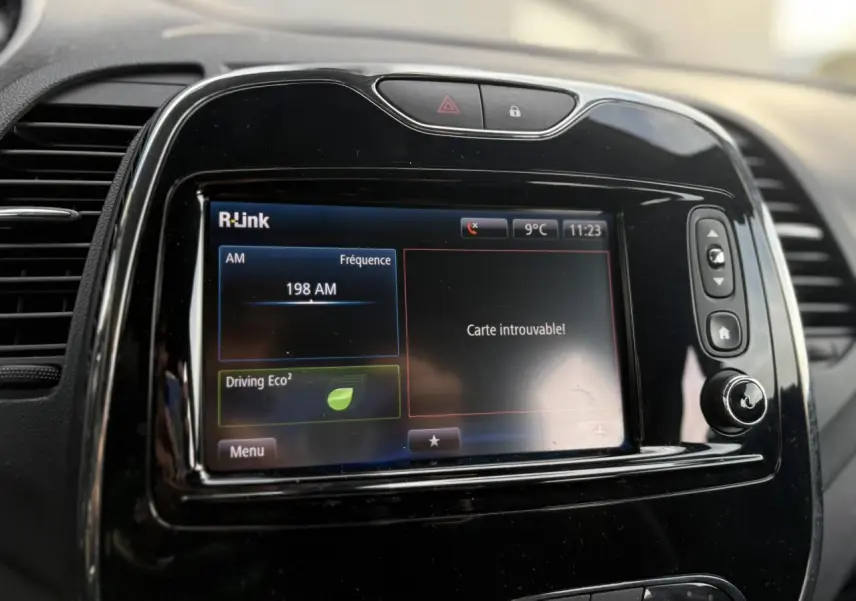Écran tactile R-Link du Renault Captur 2017 affichant une erreur "Carte introuvable" en intérieur noir brillant.