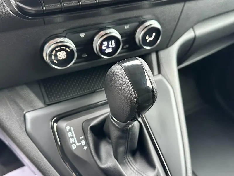 Le levier de vitesses automatique noir du Nissan Townstar L1 EV 2024 avec commandes de climatisation en arrière-plan