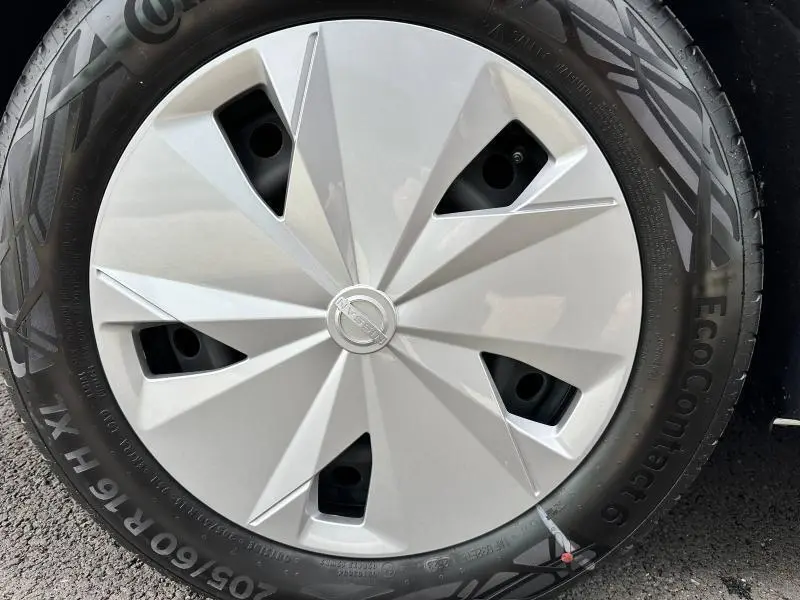 Gros plan sur la jante avec enjoliveur argenté du Nissan Townstar gris électrique 2024, pneu Continental EcoContact 6 visible.