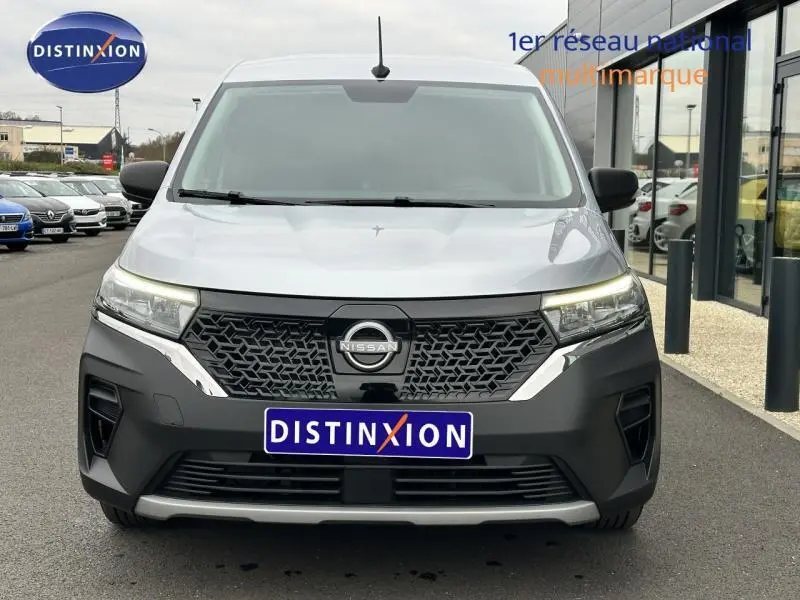 Vue avant d'un Nissan Townstar électrique gris 2024 avec calandre noire et phares LED allumés.