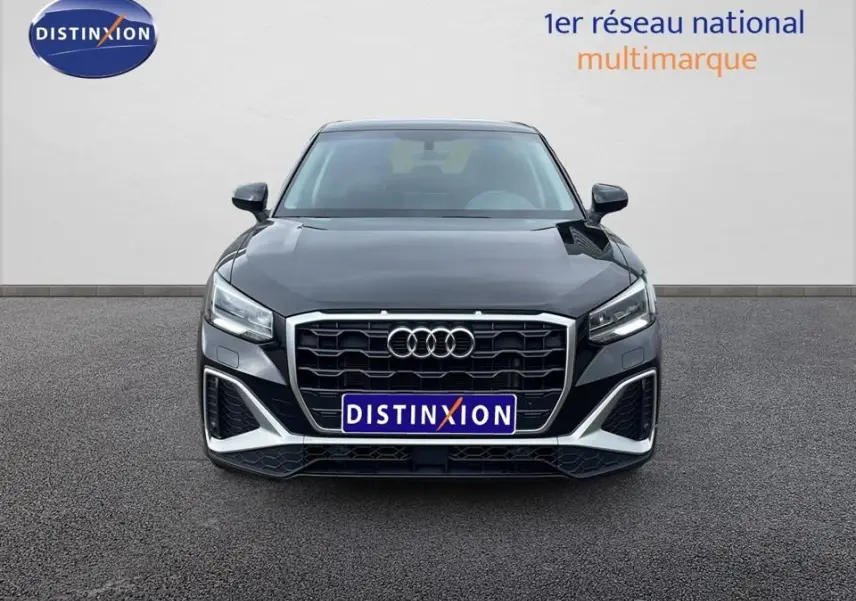 Audi Q2 35 TFSI S-Line noir mito métal vue de face avec calandre hexagonale et phares LED marqués