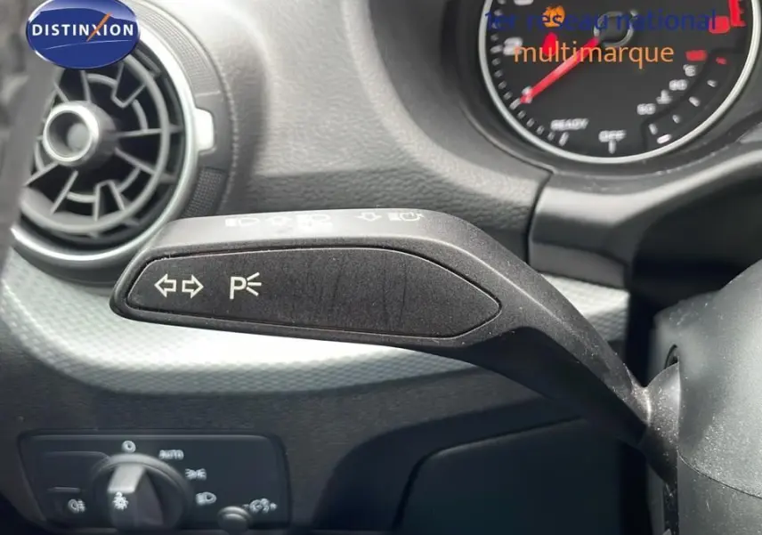 Le levier de clignotant et feux de stationnement dans l'habitacle noir de l'Audi Q2 35 TFSI S-Line 2023.