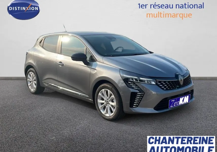 Renault Clio 2025 gris métallisé vue 3/4 avant droit avec phares LED et jantes alliage.