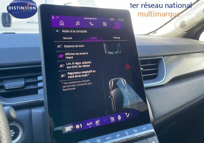 Vue intérieure rapprochée de l’écran tactile central du Renault Symbioz bleu iron metal, affichant les aides à la conduite.