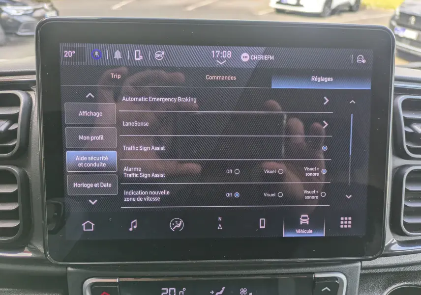 Écran tactile intérieur du Peugeot Boxer Fourgon blanc, affichant les réglages d’aide à la conduite.