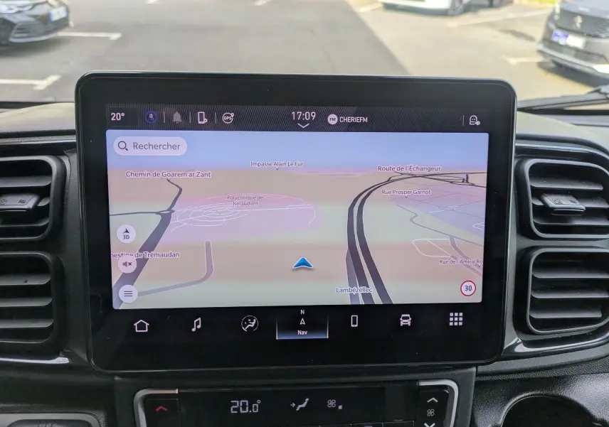 Écran tactile central du Peugeot Boxer Fourgon 2025 affichant la navigation GPS avec commandes climatisation en dessous.