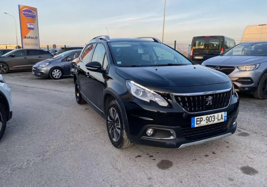 Peugeot 2008 noir Perla Nera vue 3/4 avant droit, jantes aluminium diamantées et bas de caisse noir mat visibles.