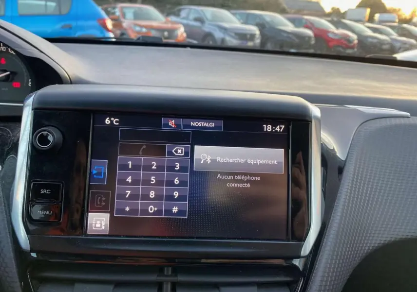 Écran tactile central de la Peugeot 2008 noir Perla Nera 2017 affichant le menu Bluetooth en intérieur.