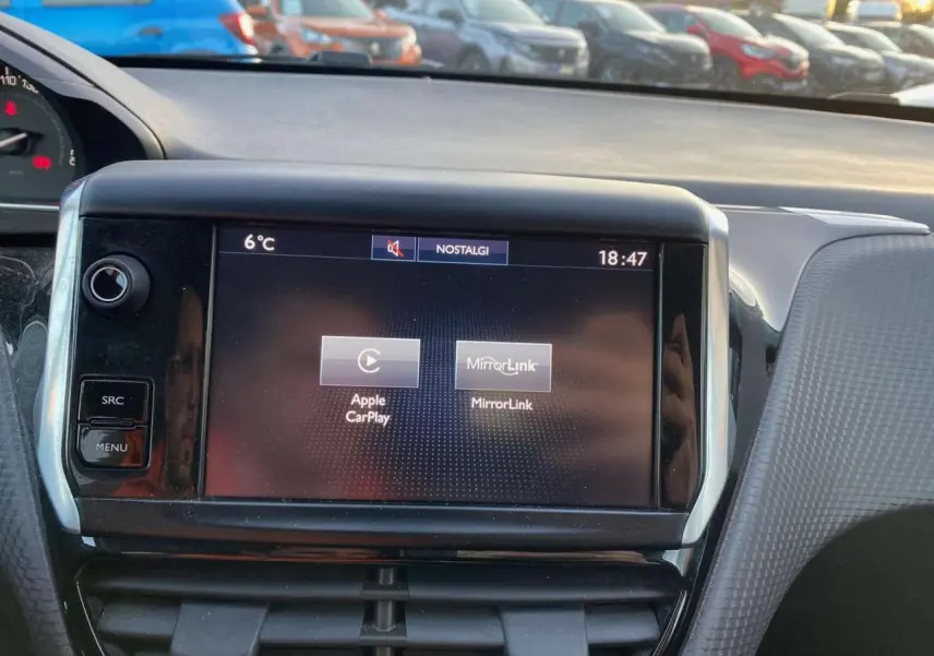 Écran tactile central du tableau de bord du Peugeot 2008 noir, affichant Apple CarPlay et MirrorLink.